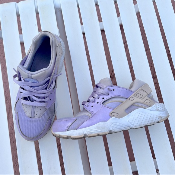 Nike Shoes - Nike Huarache sneakers size 7